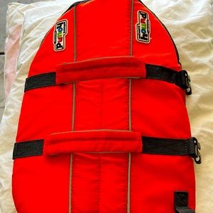 - 🐶 NWOT Get ready for summer 🏊‍♂️ Outward Hound Raise the Woof life jacket 🚤